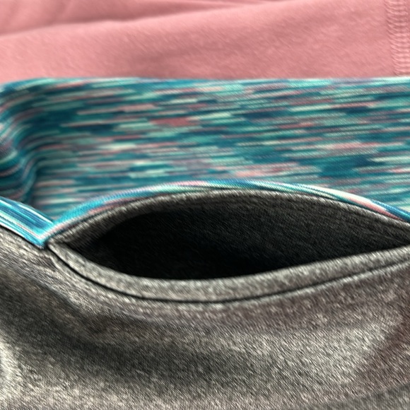 REVERSIBLE CAPRI LENGTH YOGA PANTS-Size Large - Picture 5 of 6